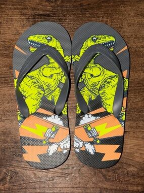 Gray Logo-Pattern Flip Flop Sandals dinosaur 🦖 size 5/6 big kids